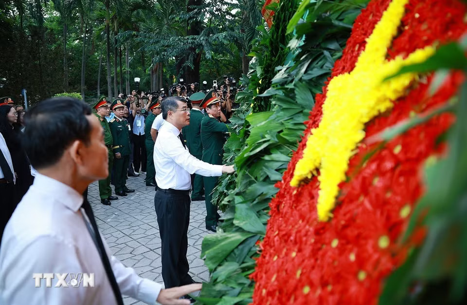 Thủ tướng Chính phủ Lê Minh Hưng dâng hoa, dâng hương tại Tượng đài Cố Tổng Bí thư Trần Phú và Bia tưởng niệm các Anh hùng liệt sỹ tại Công viên Lê Thị Riêng. (Ảnh: Dương Giang/TTXVN)