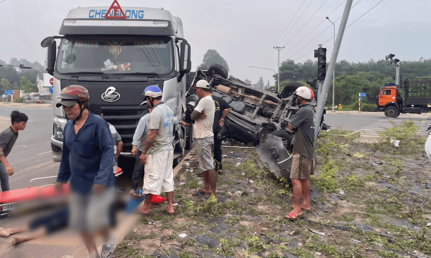 Hiện trường vụ tai nạn giữa xe ben và ô tô 7 chỗ. Ảnh: CTV