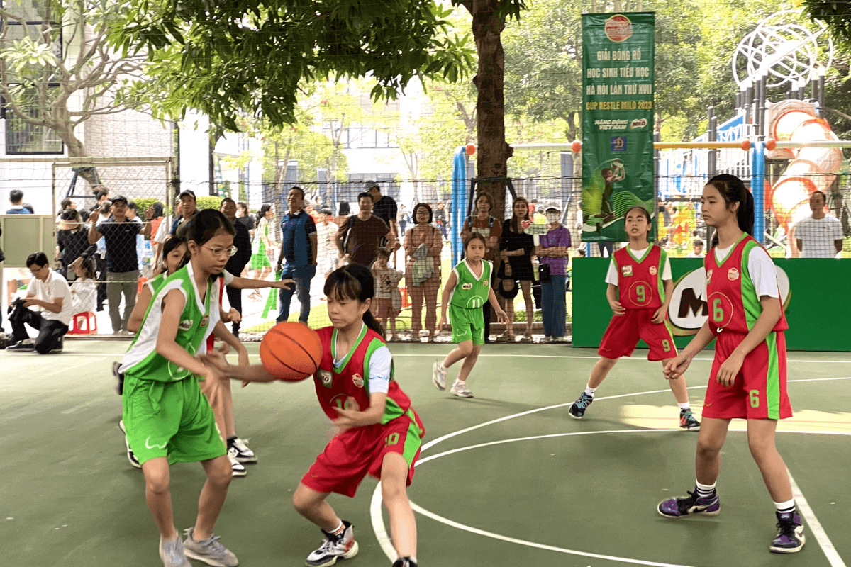 Bóng rổ là môn học yêu thích của học sinh tiểu học Hà Nội (Ảnh minh họa).