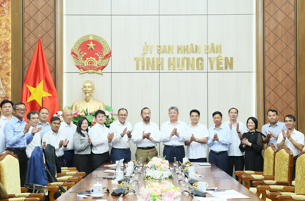 Các đồng chí lãnh đạo tỉnh và các đại biểu chụp ảnh lưu niệm sau buổi làm việc (1)
