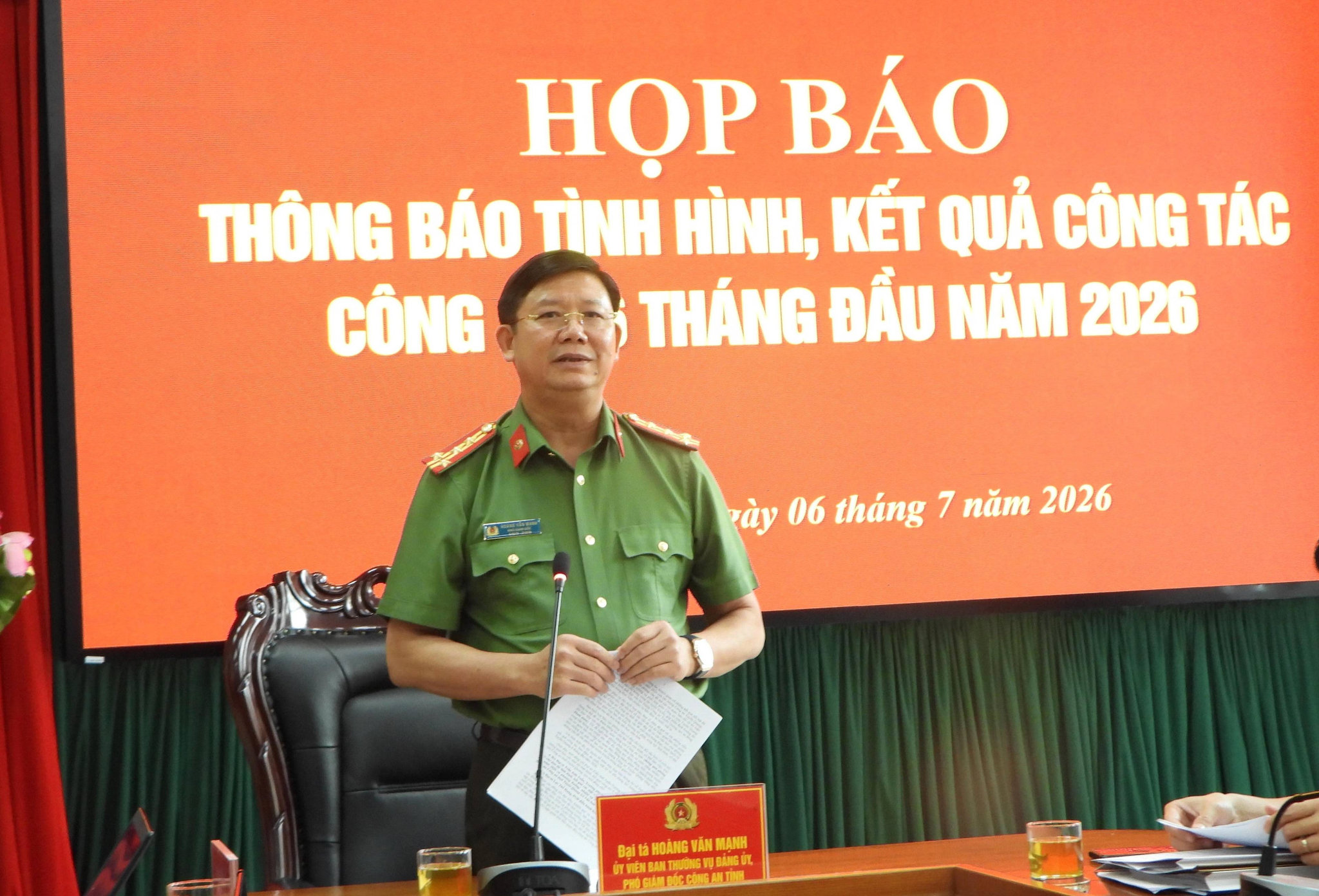 Đại tá Hoàng Văn Mạnh, Phó Giám đốc Công an tỉnh Tuyên Quang chủ trì họp báo. (1)