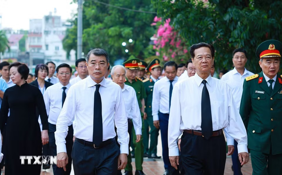 Thủ tướng Chính phủ Lê Minh Hưng đến dâng hoa, dâng hương tại Tượng đài Cố Tổng Bí thư Trần Phú và Bia tưởng niệm các Anh hùng liệt sỹ tại Công viên Lê Thị Riêng. (Ảnh: Dương Giang/TTXVN)