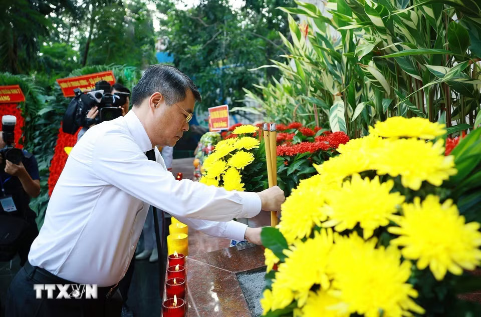Thủ tướng Chính phủ Lê Minh Hưng dâng hoa, dâng hương tại Tượng đài Cố Tổng Bí thư Trần Phú và Bia tưởng niệm các Anh hùng liệt sỹ tại Công viên Lê Thị Riêng. (Ảnh: Dương Giang/TTXVN)