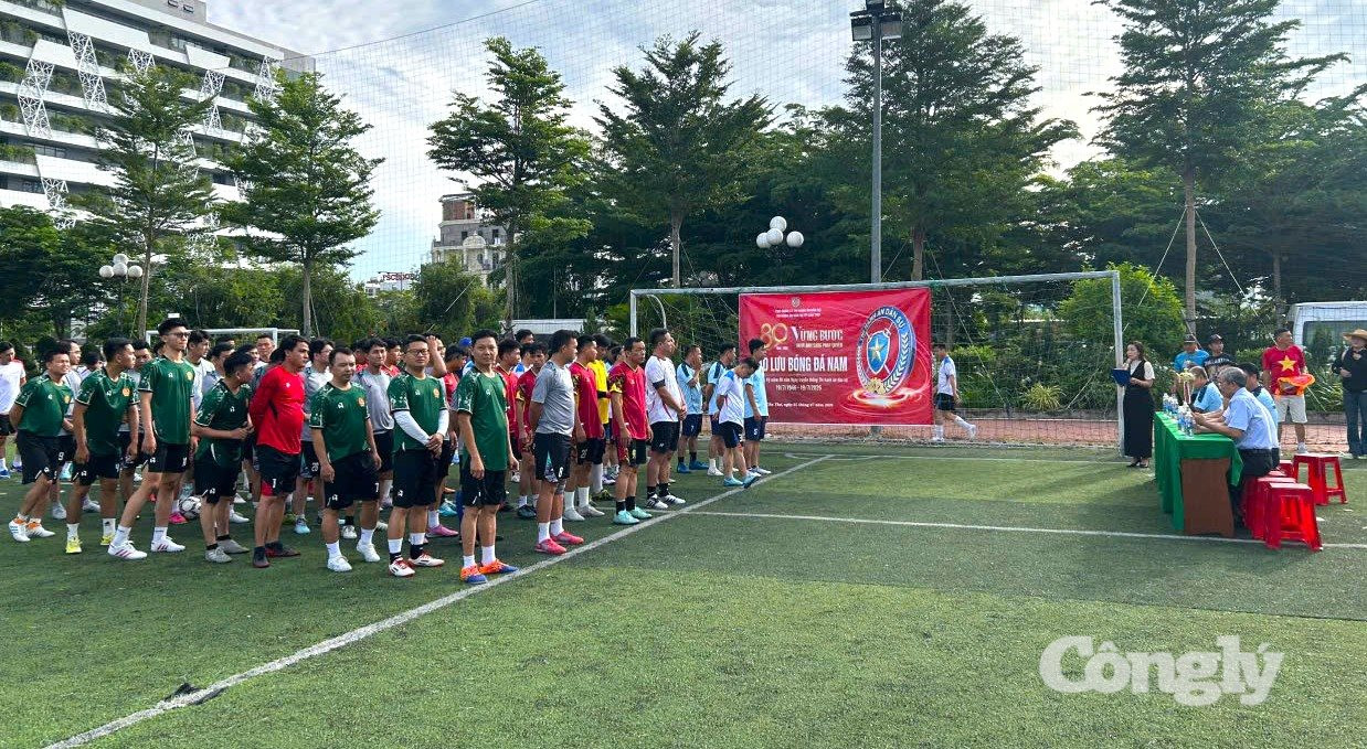 Quang cảnh lễ khai mạc Giải giao lưu bóng đá chào mừng kỷ niệm 80 năm Ngày truyền thống ngành THADS.