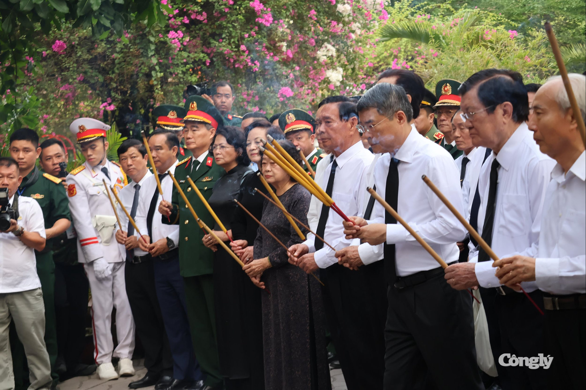 Thủ tướng Lê Minh Hưng cùng các đồng chí lãnh đạo, nguyên lãnh đạo Đảng, Nhà nước dâng hương