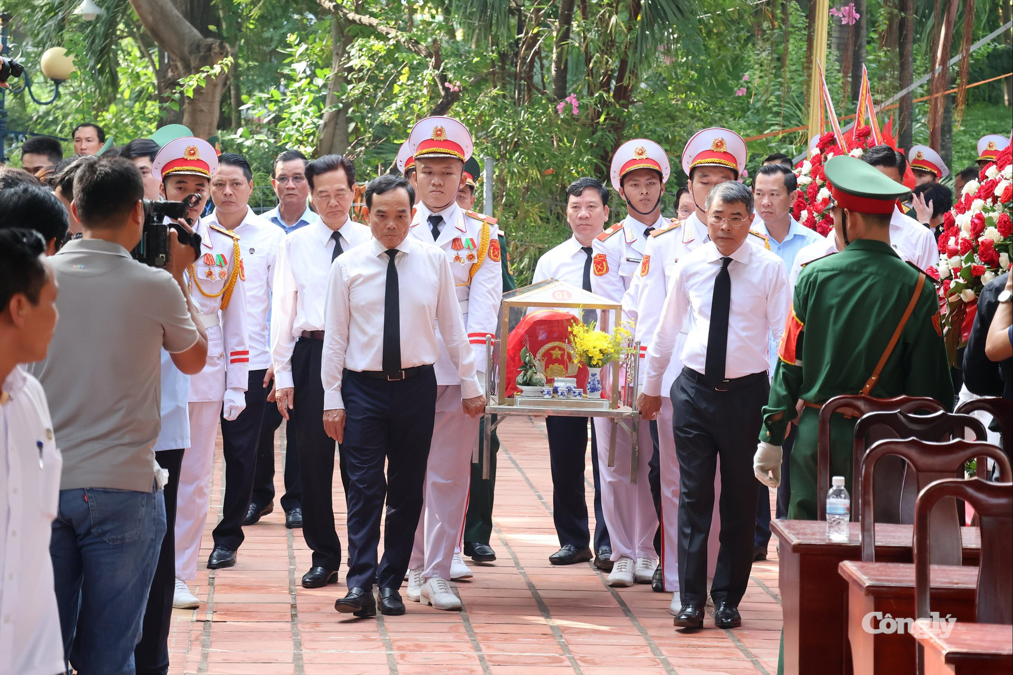 Thủ tướng Lê Minh Hưng và Bí thư Thành ủy TP.HCM Trần Lưu Quang long trọng bê hài cốt liệt sỹ