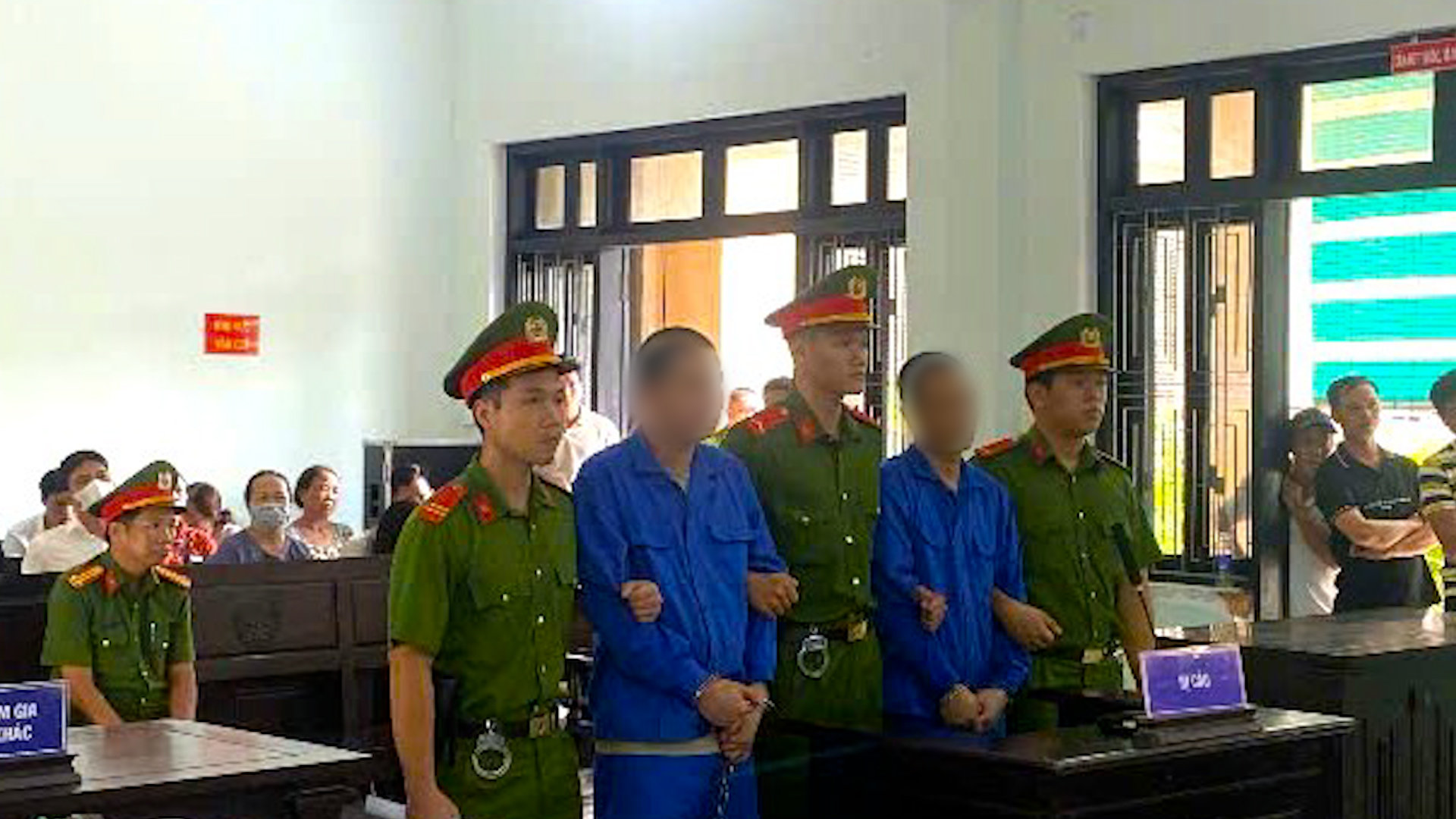Hai bị cáo tại phiên tòa xét xử vụ án mua bán trái phép chất ma tuý.
