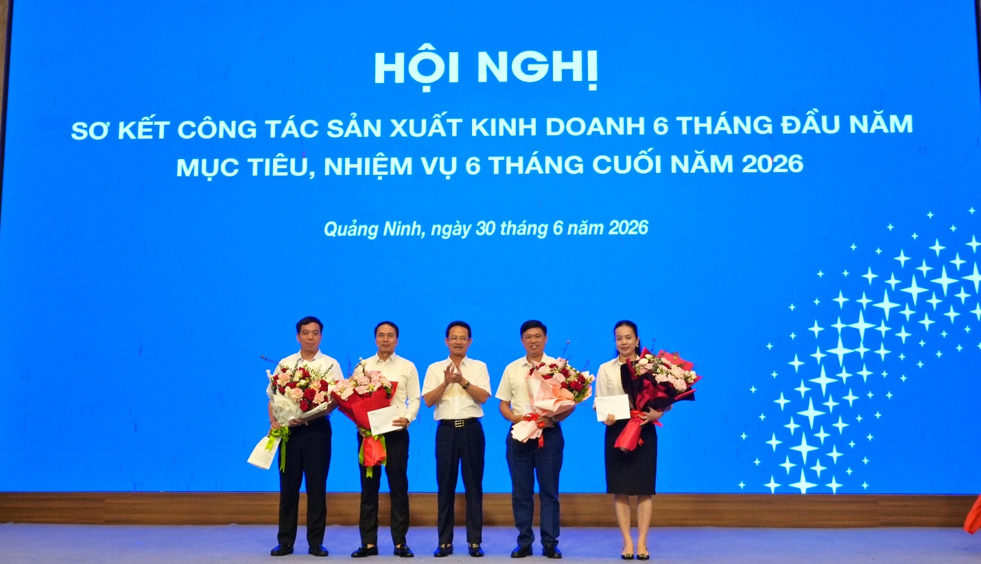 Lãnh đạo EVNNPC trao khen thưởng cho các tập thể Ban chuyên môn Tổng công ty có thành tích xuất sắc trong thực hiện các chỉ tiêu kế hoạch quý II/2026, ghi nhận những nỗ lực, tinh thần trách nhiệm và đóng góp tích cực vào kết quả chung của Tổng công ty.