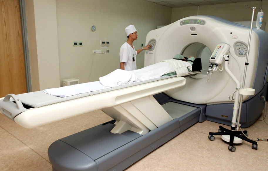 Kỹ thuật viên thực hiện chụp PET/CT trên bệnh nhân