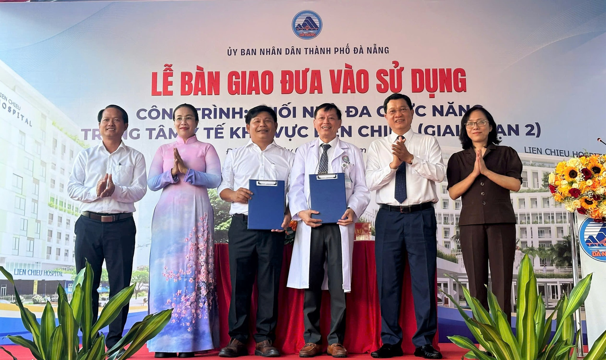 Lãnh đạo TP. Đà Nẵng chứng kiến Lễ ký kết bàn giao Khối nhà đa chức năng thuộc Trung tâm Y tế khu vực Liên Chiểu (giai đoạn 2).