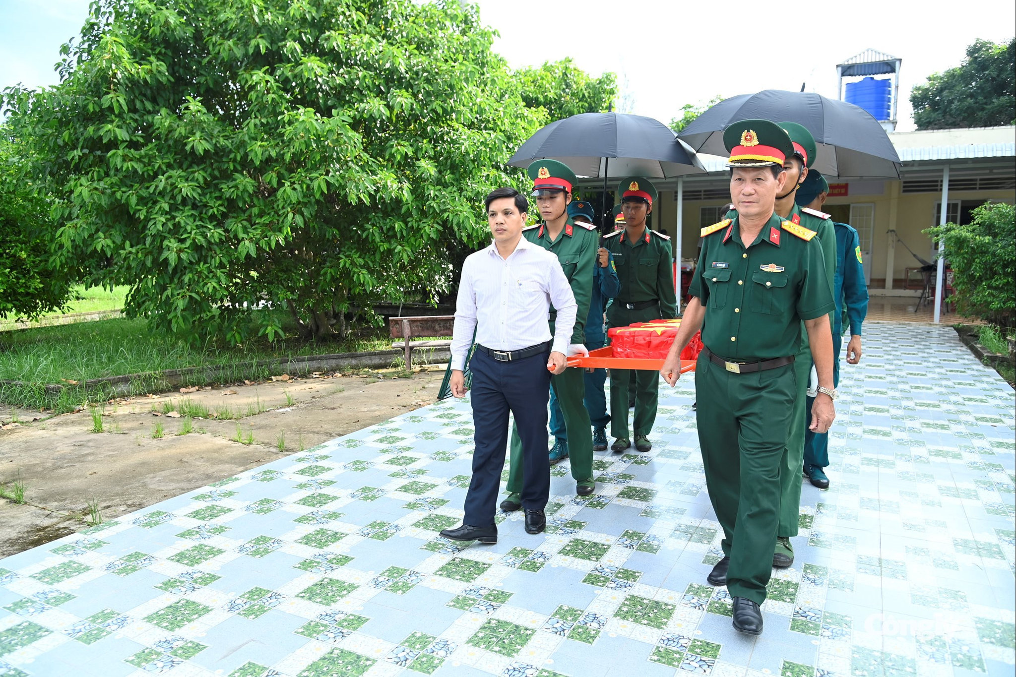 Thủ trưởng Bộ CHQS tỉnh và lãnh đạo xã Trần Văn Thời cùng các chiến sĩ di chuyển các mẫu sinh phẩm hài cốt liệt sĩ đi đi giám định AND r axe chuyên dụng.