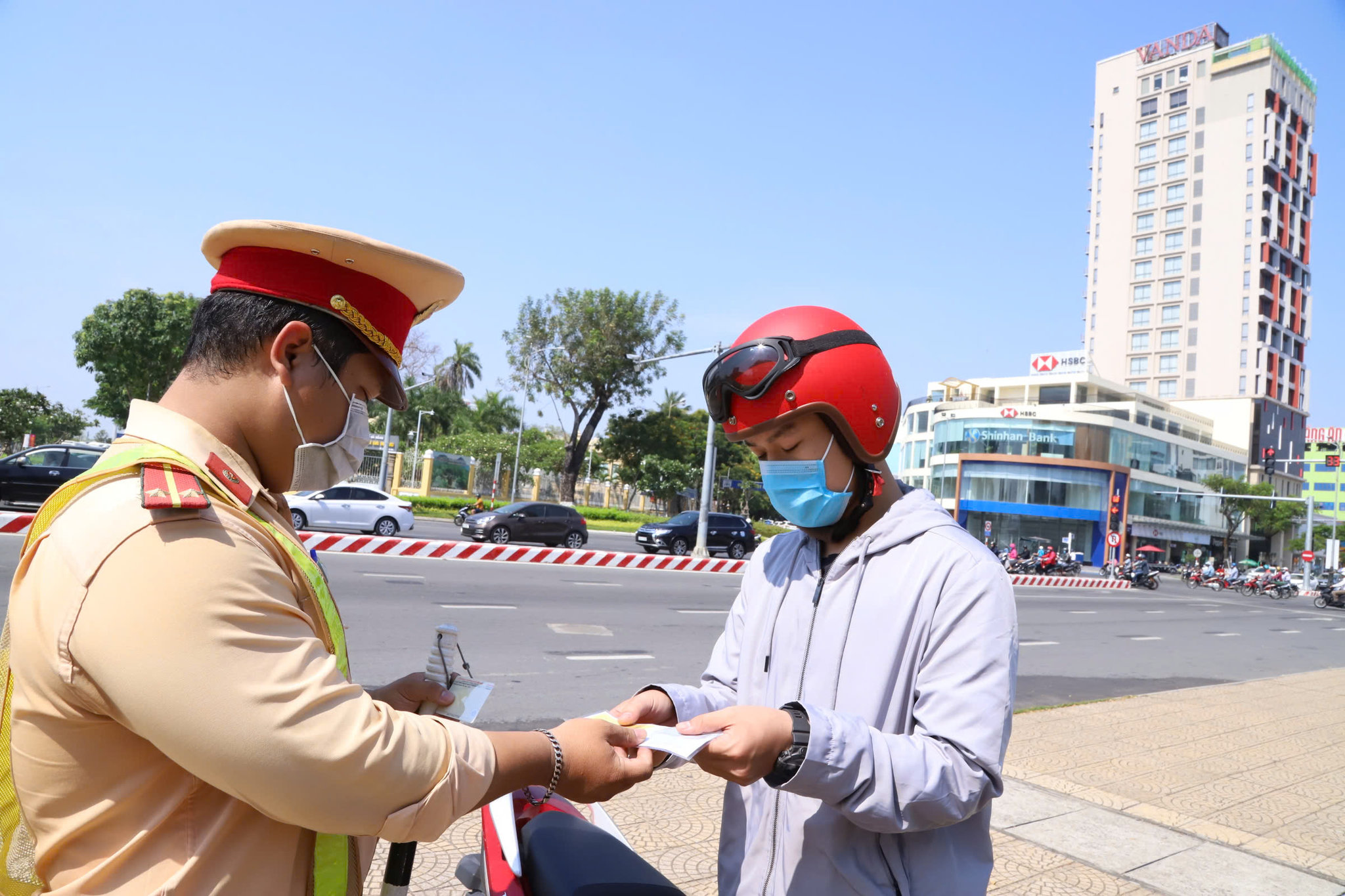 CSGT kiểm tra việc cài quai mũ bảo hiểm đúng quy cách của người tham gia giao thông trên địa bàn TP. Đà Nẵng.