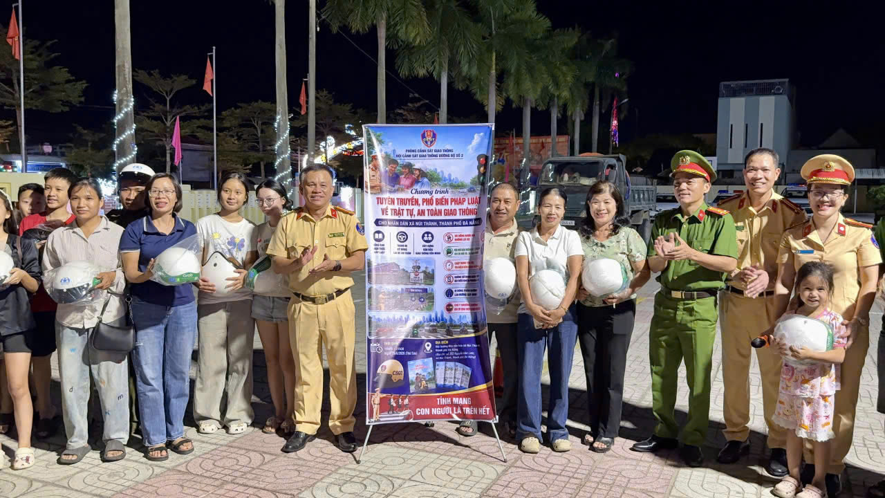 Chương trình tuyên truyền an toàn giao thông kết hợp trao tặng mũ bảo hiểm và hướng dẫn cài quai mũ bảo hiểm đúng cách cho người dân.