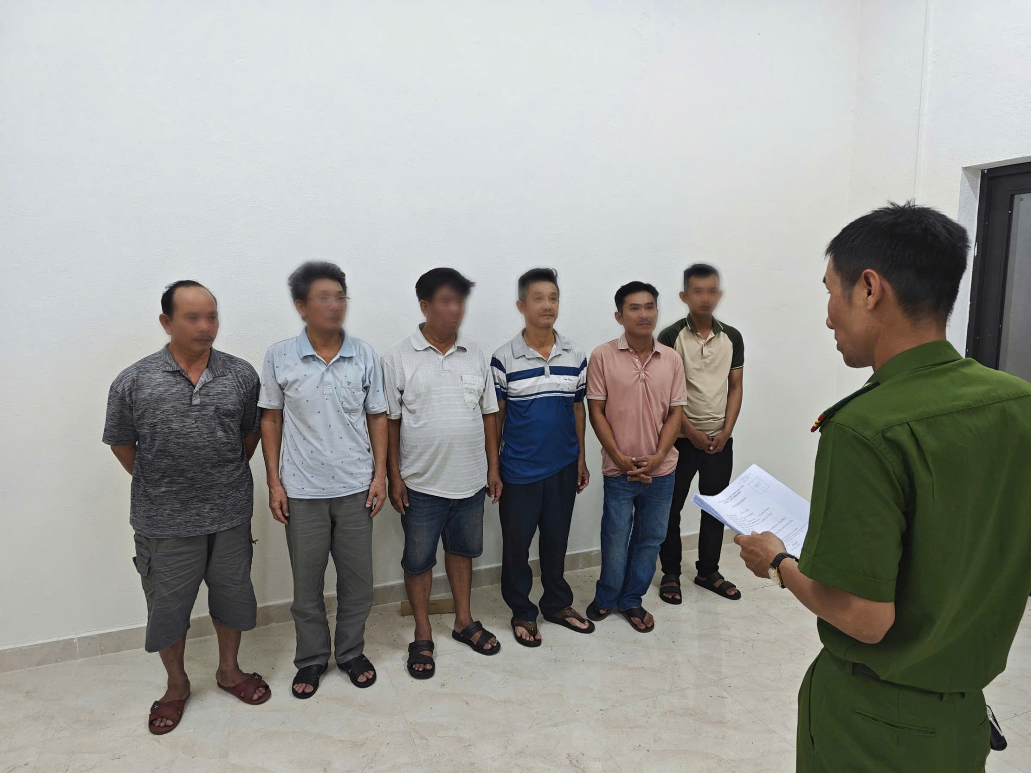 Cơ quan Cảnh sát điều tra tống đạt các quyết định tố tụng đối với các đối tượng trong đường dây cá độ.