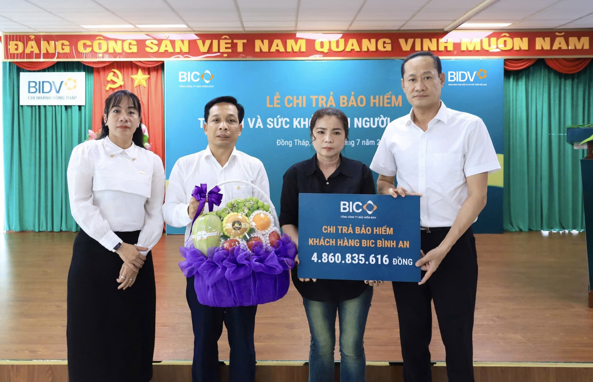 Dai dien lanh dao BIC va BIDV Dong Thap trao tien bao hiem cho dai dien gia dinh khach hang_06.7.2026