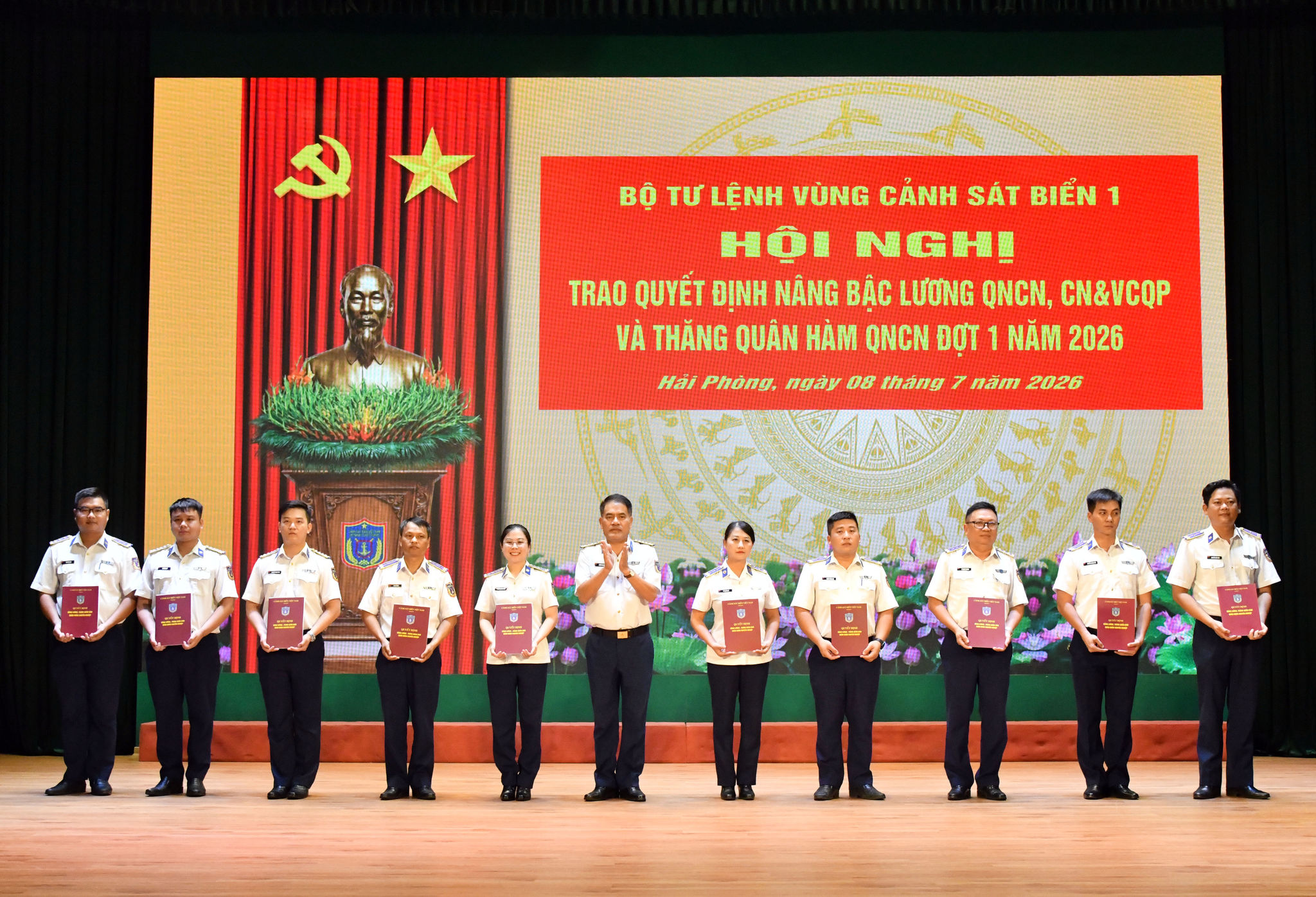 Đại tá Lương Cao Khải trao quyết định nâng lương, thăng quân hàm QNCN