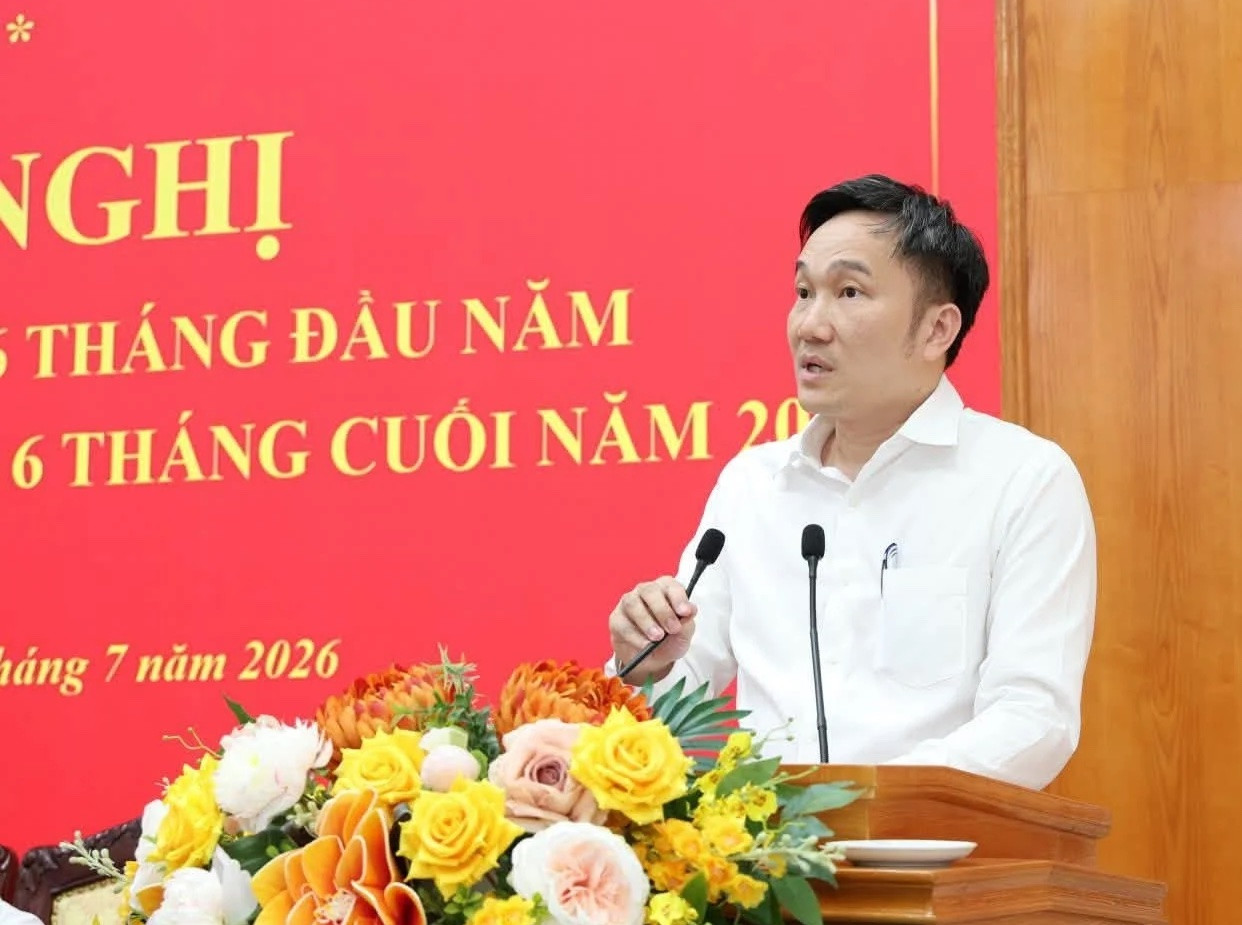 Đồng chí Nguyễn Tuấn Anh - Ủy viên dự khuyết Ban Chấp hành Trung ương Đảng, Phó Bí thư Thường trực Tỉnh ủy Lai Châu báo cáo tình hình thực hiện nhiệm vụ 6 tháng đầu năm, nhiệm vụ trọng tâm 6 tháng cuối năm 2026.