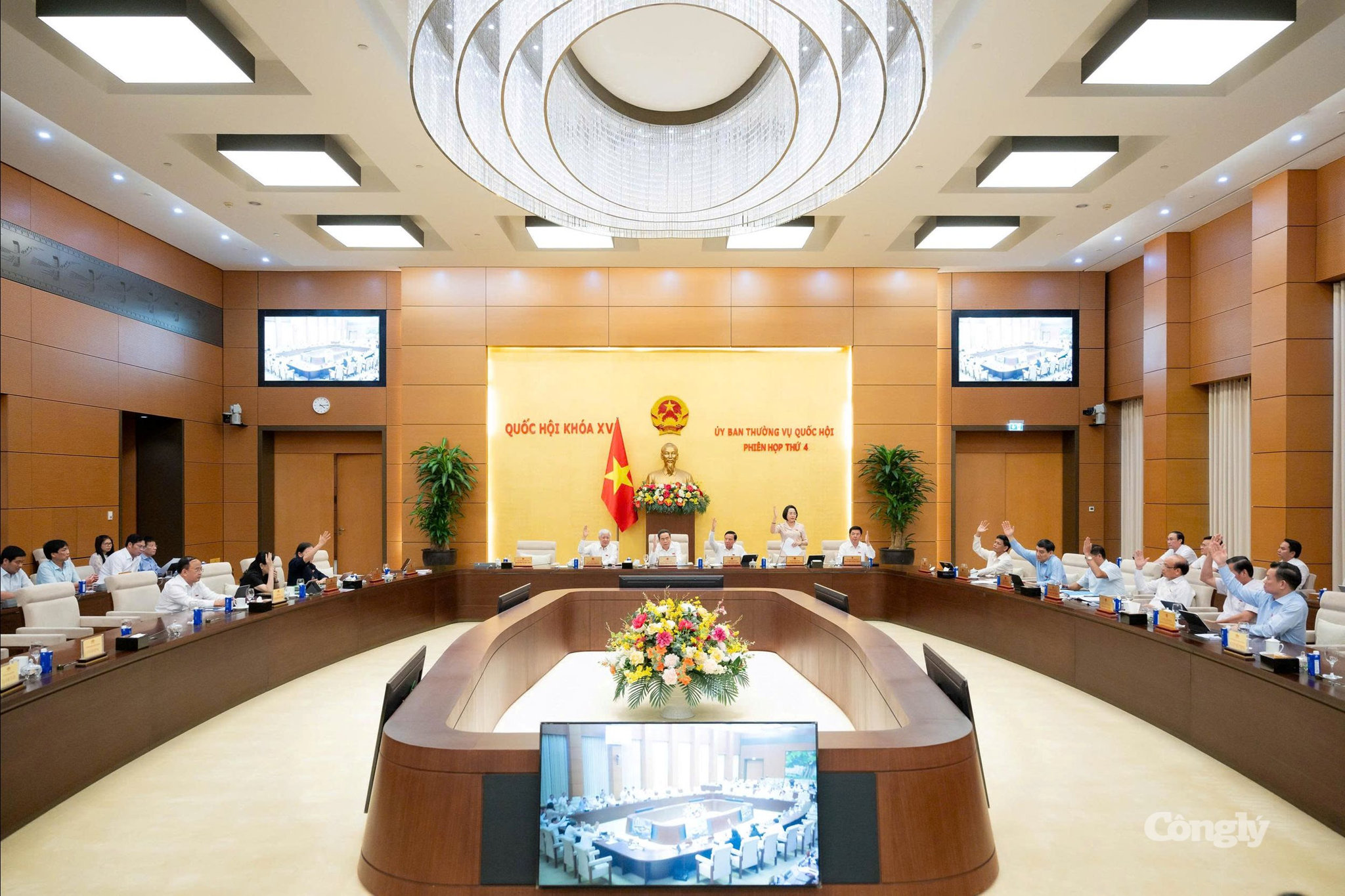 UBTVQH-nguoi-co-cong (1)