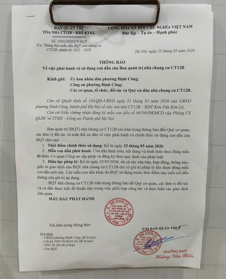 Thông báo số 2505/2026/CV-BQT của Ban quản trị chung cư CT12B về việc phát hành và sử dụng con dấu đã được cơ quan Công an đăng ký; đồng thời thông báo các mẫu con dấu đã sử dụng trước thời điểm 25/5/2026 (nếu có) không còn giá trị áp dụng. (Ảnh: Tài liệu do Ban quản trị niêm yết công khai tại bảng tin tòa nhà).
