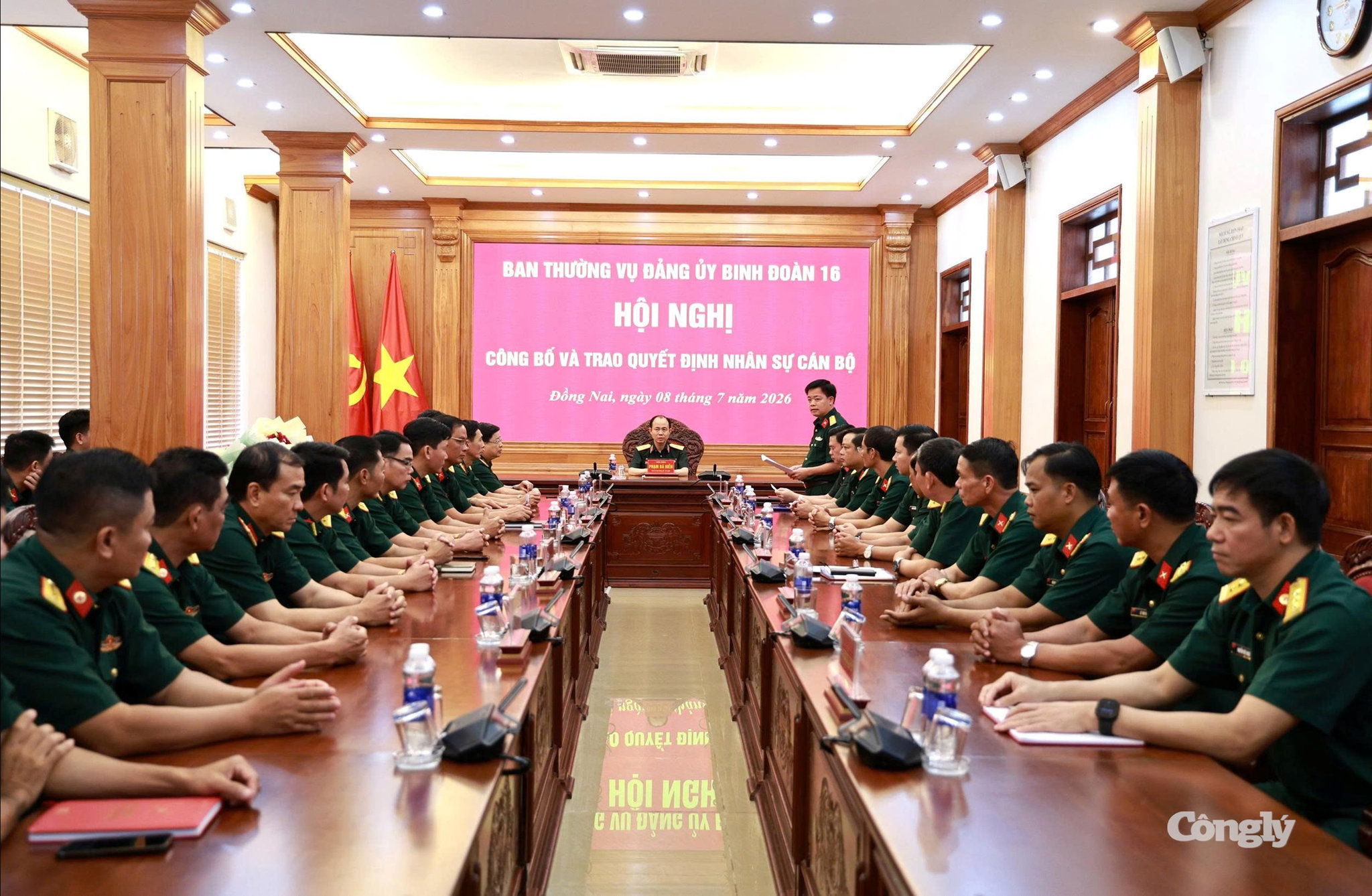 Đại tá Lại Văn Tuấn, Ủy viên Ban Thường vụ, Chủ nhiệm Chính trị Binh đoàn 16 công bố các quyết định của Bộ trưởng Bộ Quốc phòng và Binh đoàn về công tác cán bộ. (Ảnh: Anh Đức).