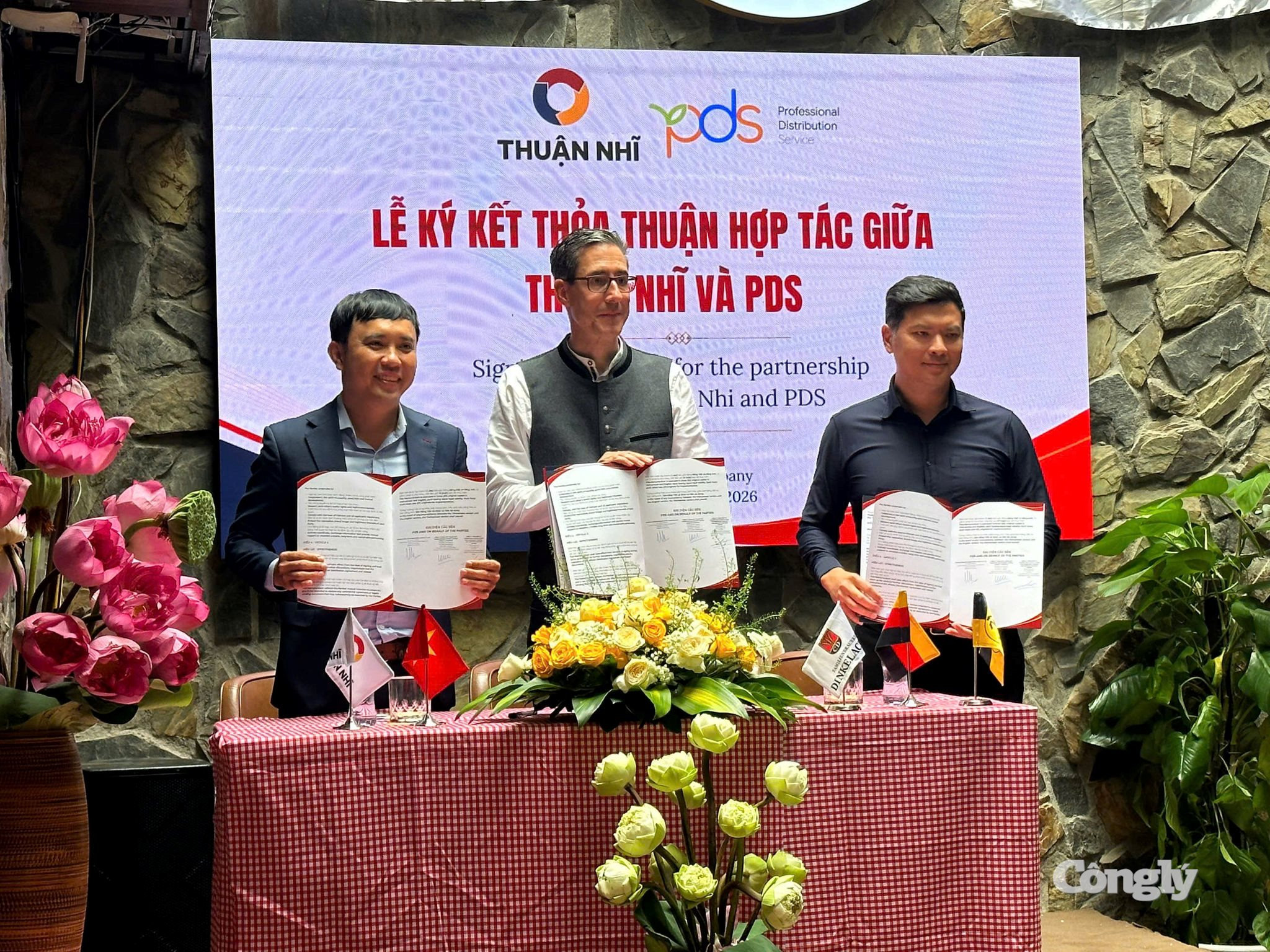 Đại diện các đơn vị thực hiện nghi thức ký kết biên bản ghi nhớ hợp tác.