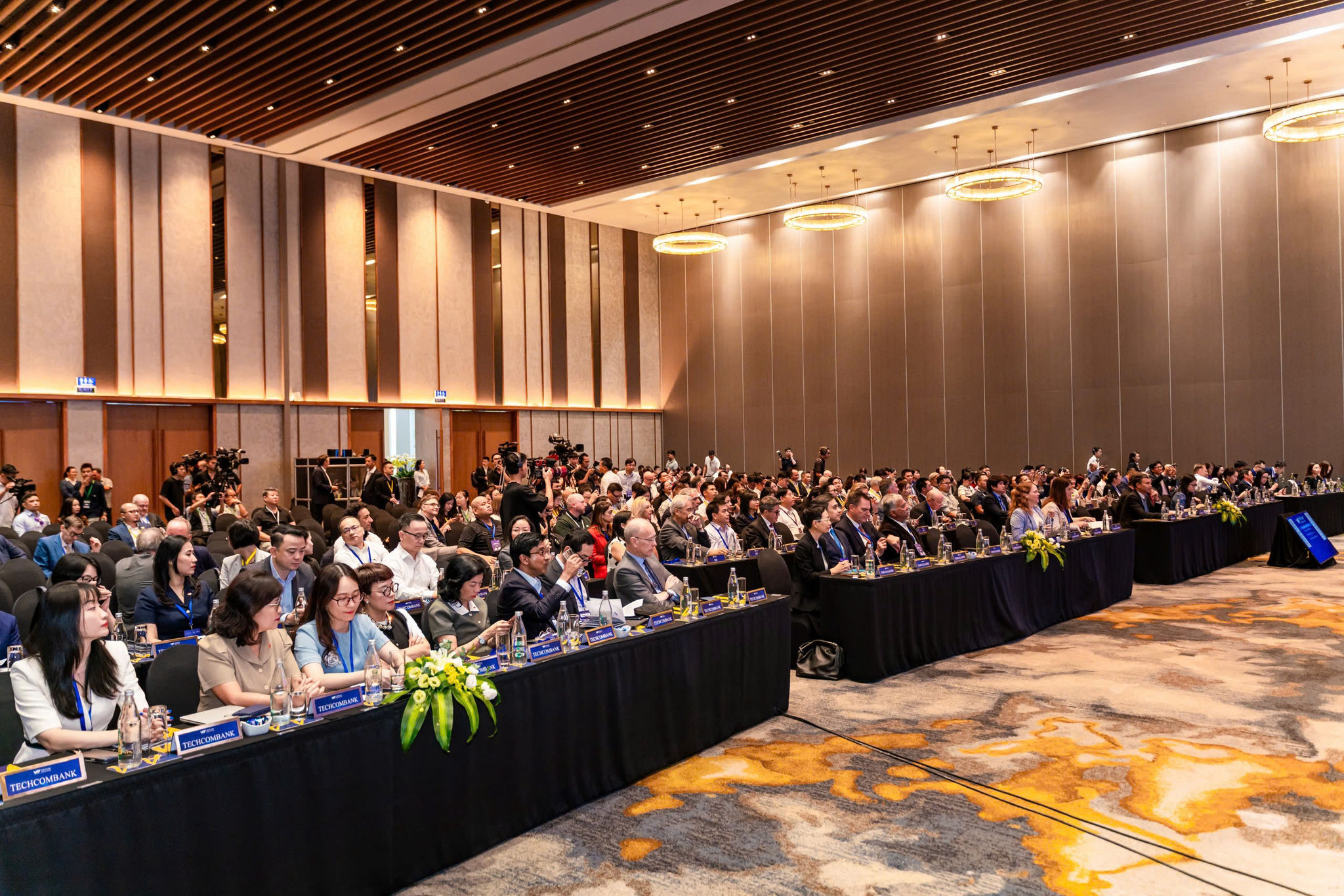 Quang cảnh lễ khai mạc Diễn đàn Tài chính Việt Nam 2026 tại Cung Hội nghị Quốc tế Ariyana Đà Nẵng.