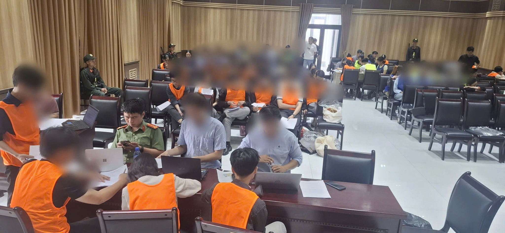 Các đối tượng liên quan đường dây lừa đảo đầu tư tiền ảo được cơ quan công an triệu tập phục vụ công tác điều tra.