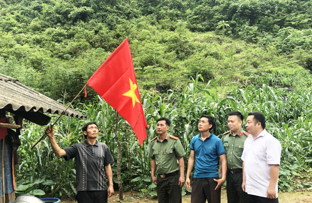 Cán bộ xã, huyện Hà Quảng tuyên truyền vận động bà con dân tộc Mông thực hiện chủ trương, đường lối, chính sách của Đảng và Nhà nước