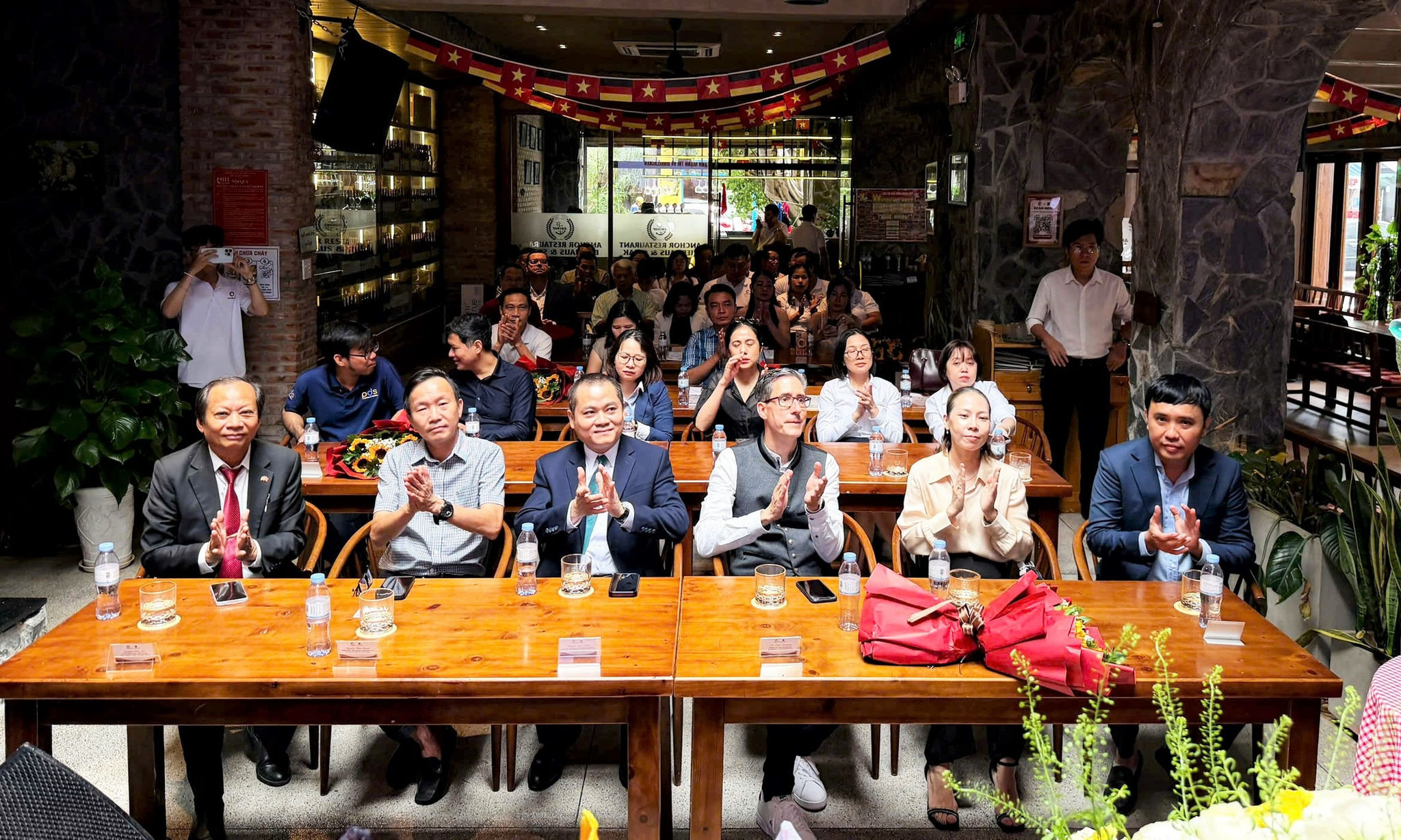 Các đại biểu tham dự chương trình.