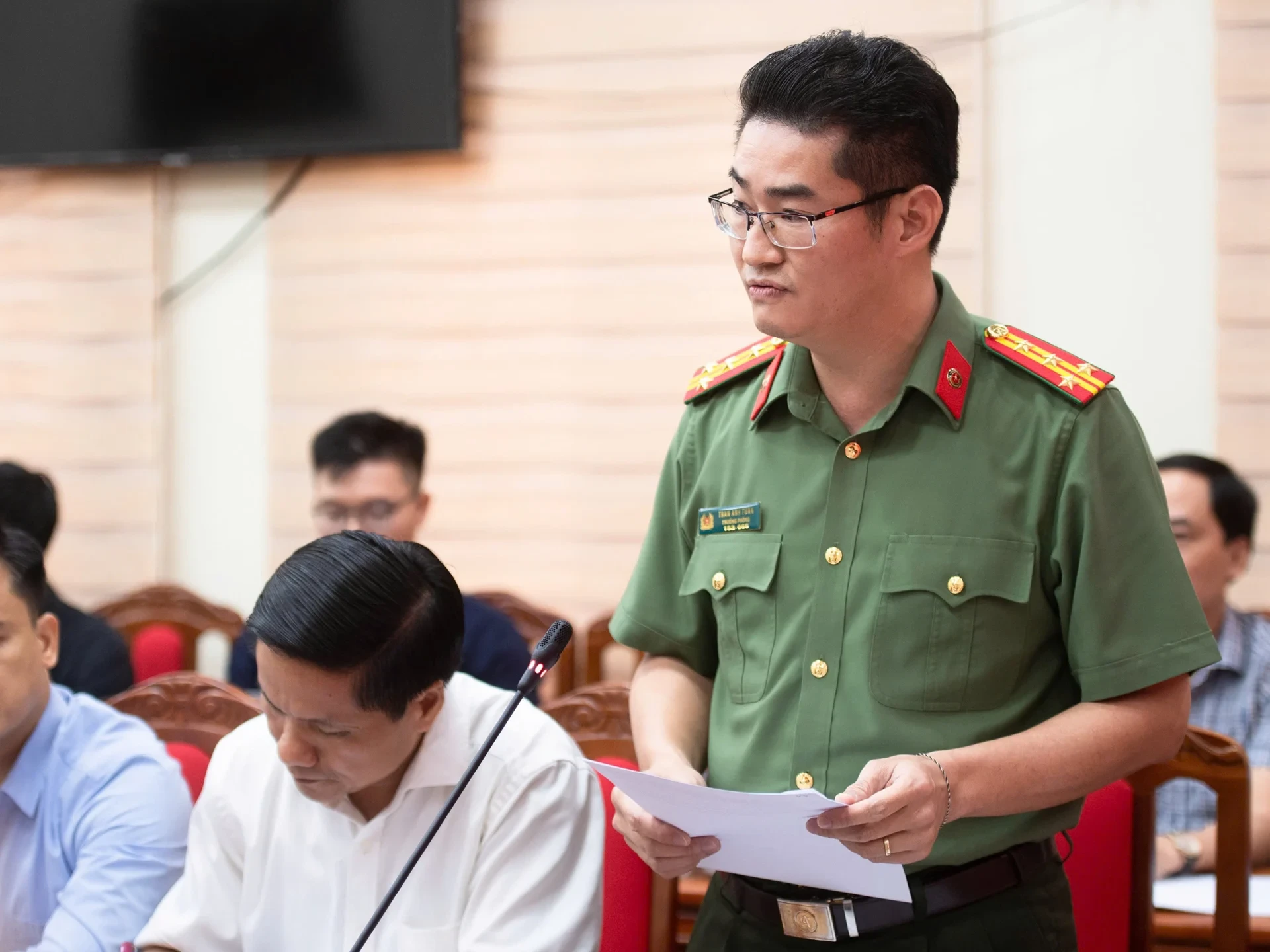 Đại tá Trần Anh Tuấn, Trưởng phòng tham mưu Công an tỉnh Tuyên Quang thông tin tại buổi họp báo.