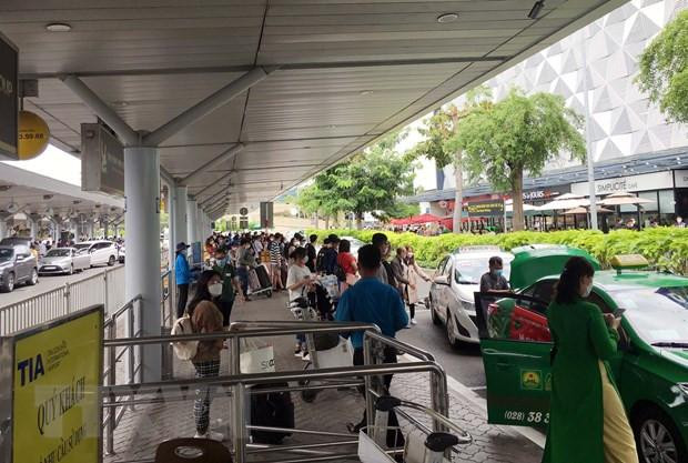 Hinh4_Giao thông trước khu vực đón - trả khách không khoa học sẽ gây phiền hà cho hành