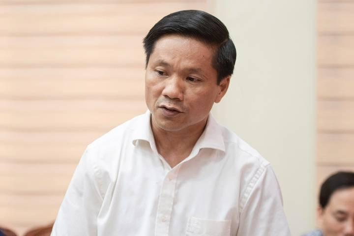 Phó Giám đốc Sở GD-ĐT Hoàng Minh Cảnh thông tin tại buổi họp báo.