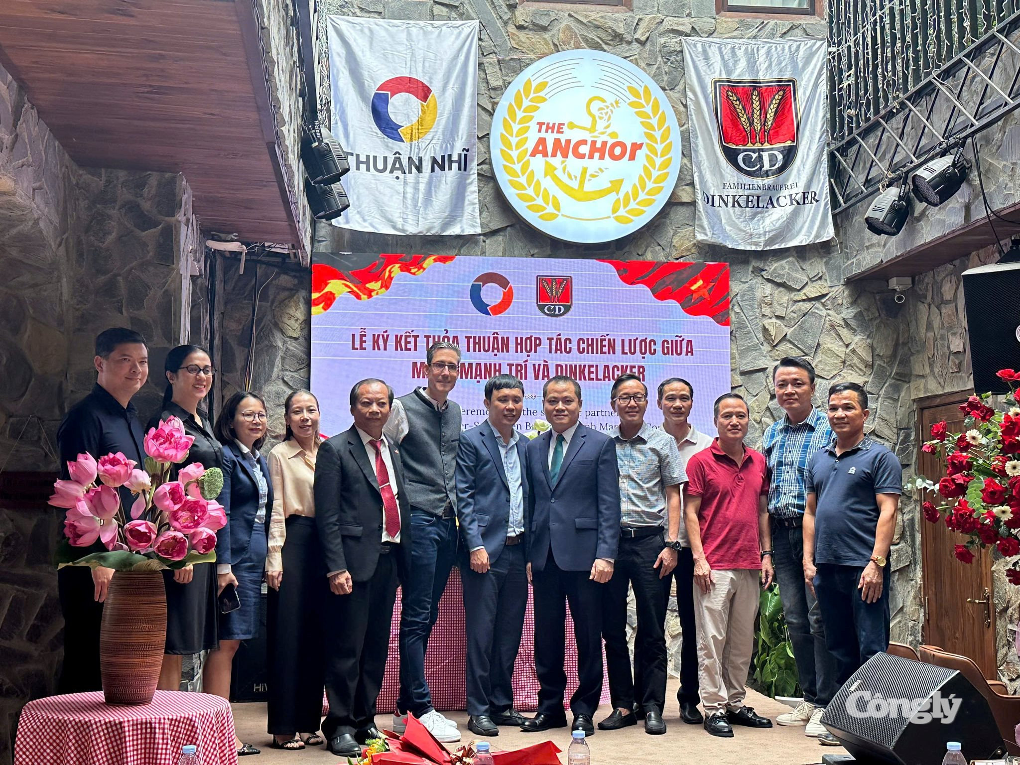 Chụp ảnh lưu niệm.