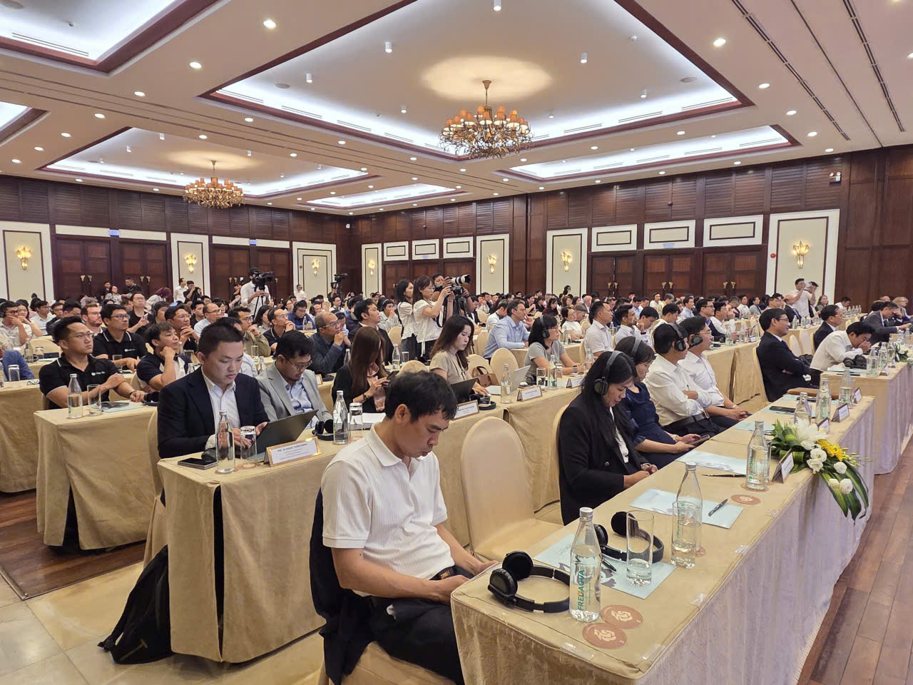 Các đại biểu theo dõi phiên tham luận về phát triển hệ sinh thái bán dẫn tại Hội thảo 