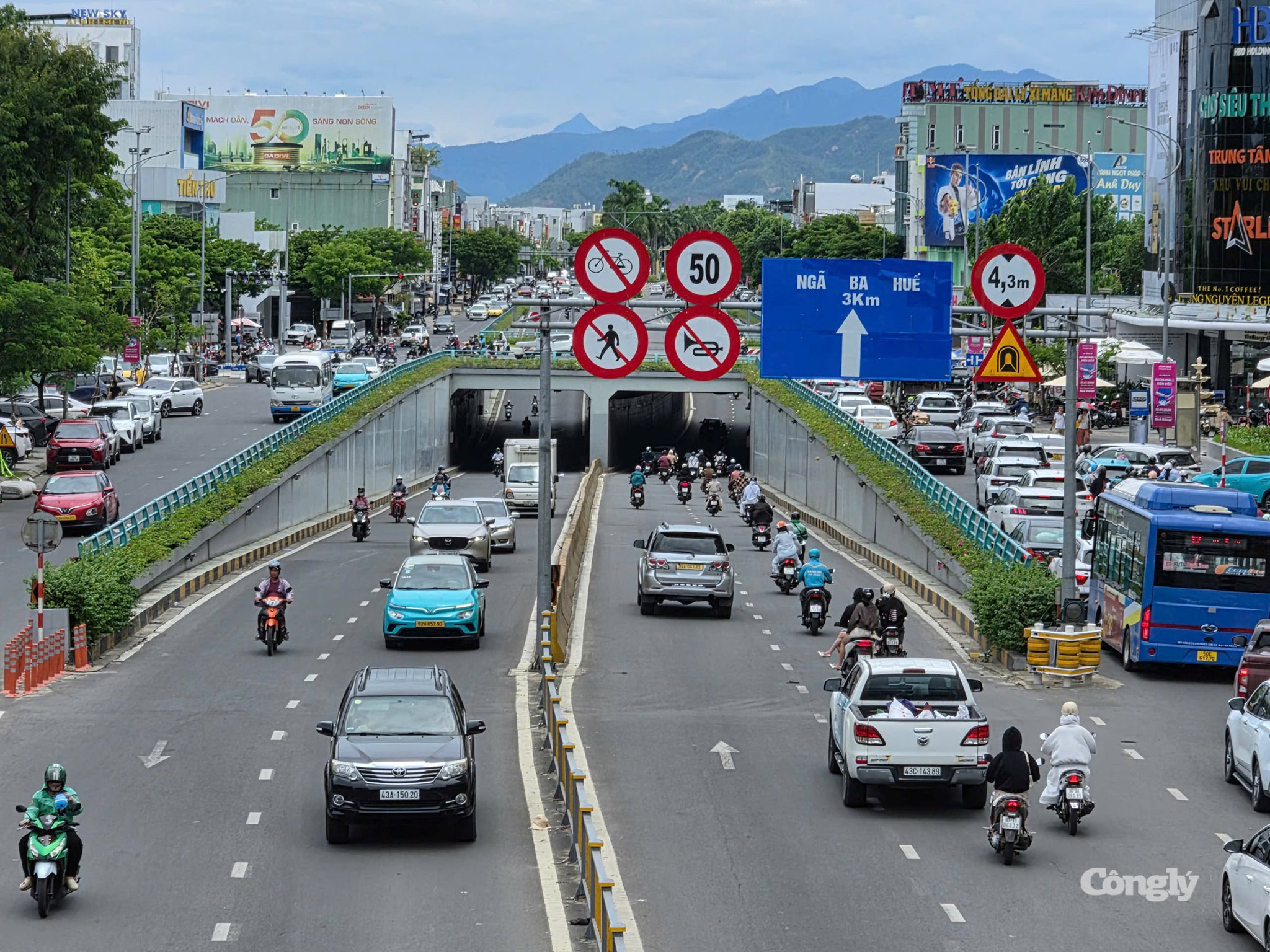 Người dân lưu thông trên tuyến đường đô thị. Chủ động quan sát và giữ khoảng cách giúp giảm nguy cơ va chạm.