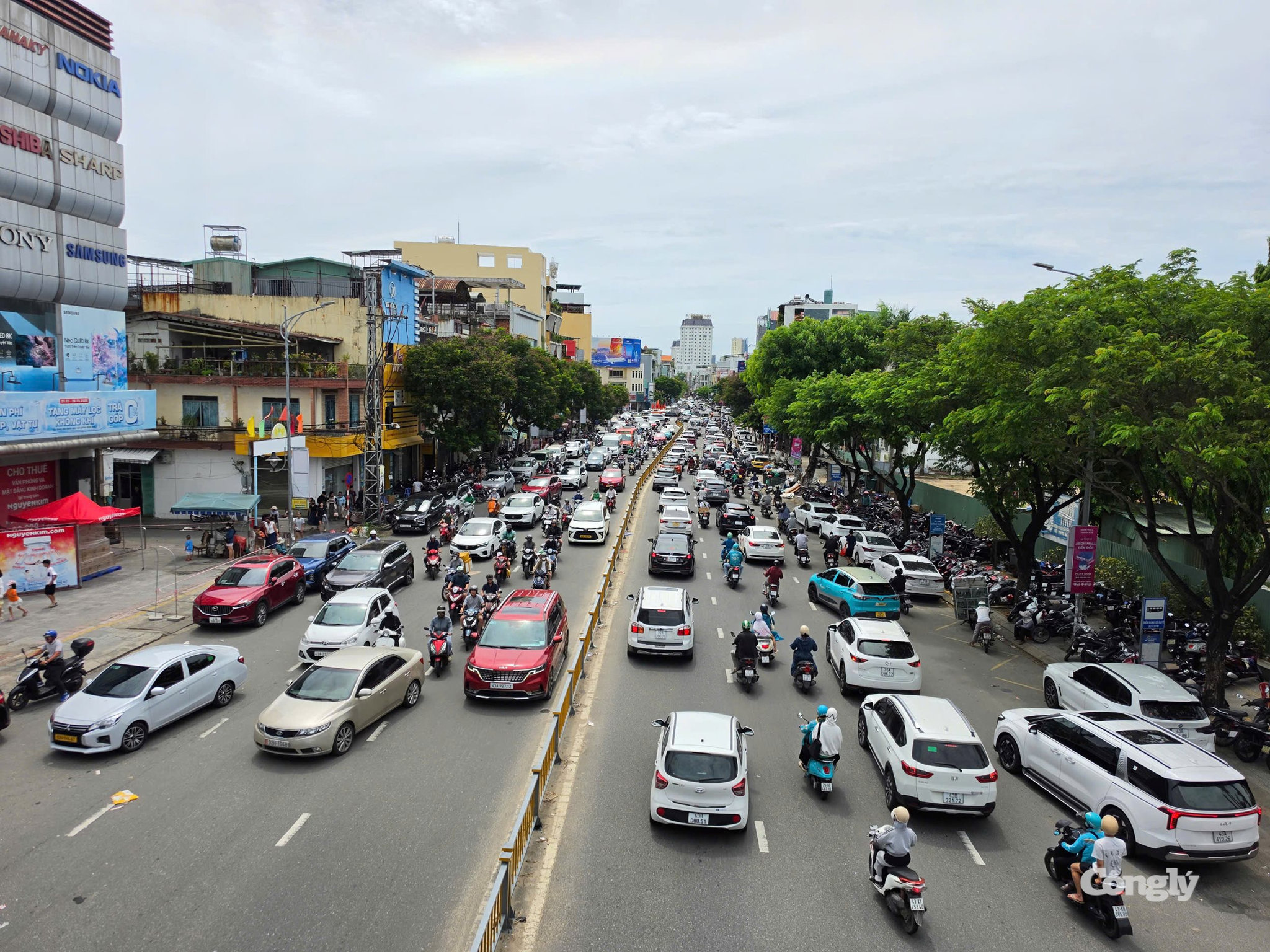 Người dân lưu thông trên tuyến đường đô thị. Chủ động quan sát và giữ khoảng cách giúp giảm nguy cơ va chạm.