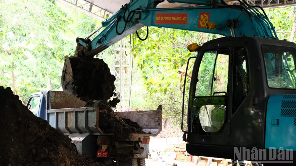 Khối lượng đất đào lên khoảng 50m3. ndo_br_dscf5381-2245.jpg