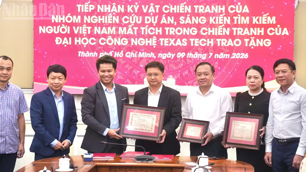 Ban Chỉ đạo 515 Thành phố Hồ Chí Minh đón nhận những tư liệu, kỷ vật chiến tranh do nhóm nghiên cứu tại Đại học Texas Tech (Hoa Kỳ) trao tặng. ndo_tl_dsc03845.jpg