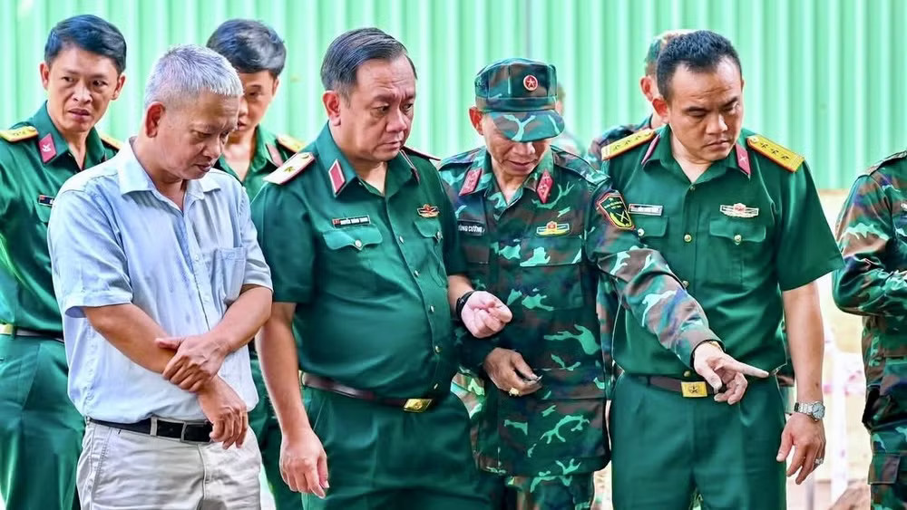 Thủ trưởng Bộ Tư lệnh Thành phố Hồ Chí Minh theo sát diễn tiến công tác tìm kiếm, quy tập hài cốt liệt sĩ. img-2620-2.jpg