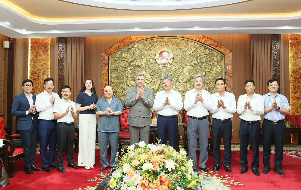 Đồng chí Phó Bí thư Tỉnh ủy, Chủ tịch UBND tỉnh cùng lãnh đạo sở, ngành của tỉnh chụp ảnh lưu niệm với Đoàn công tác của thành phố Saint Petersburg (Liên bang Nga) nhân dịp…