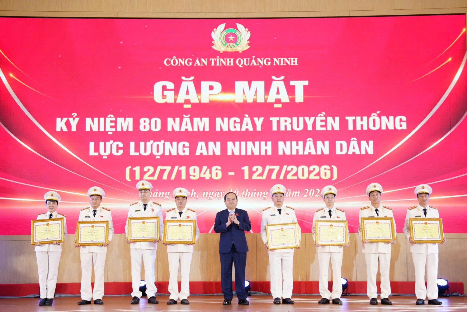 Đồng chí Quản Minh Cường trao tặng