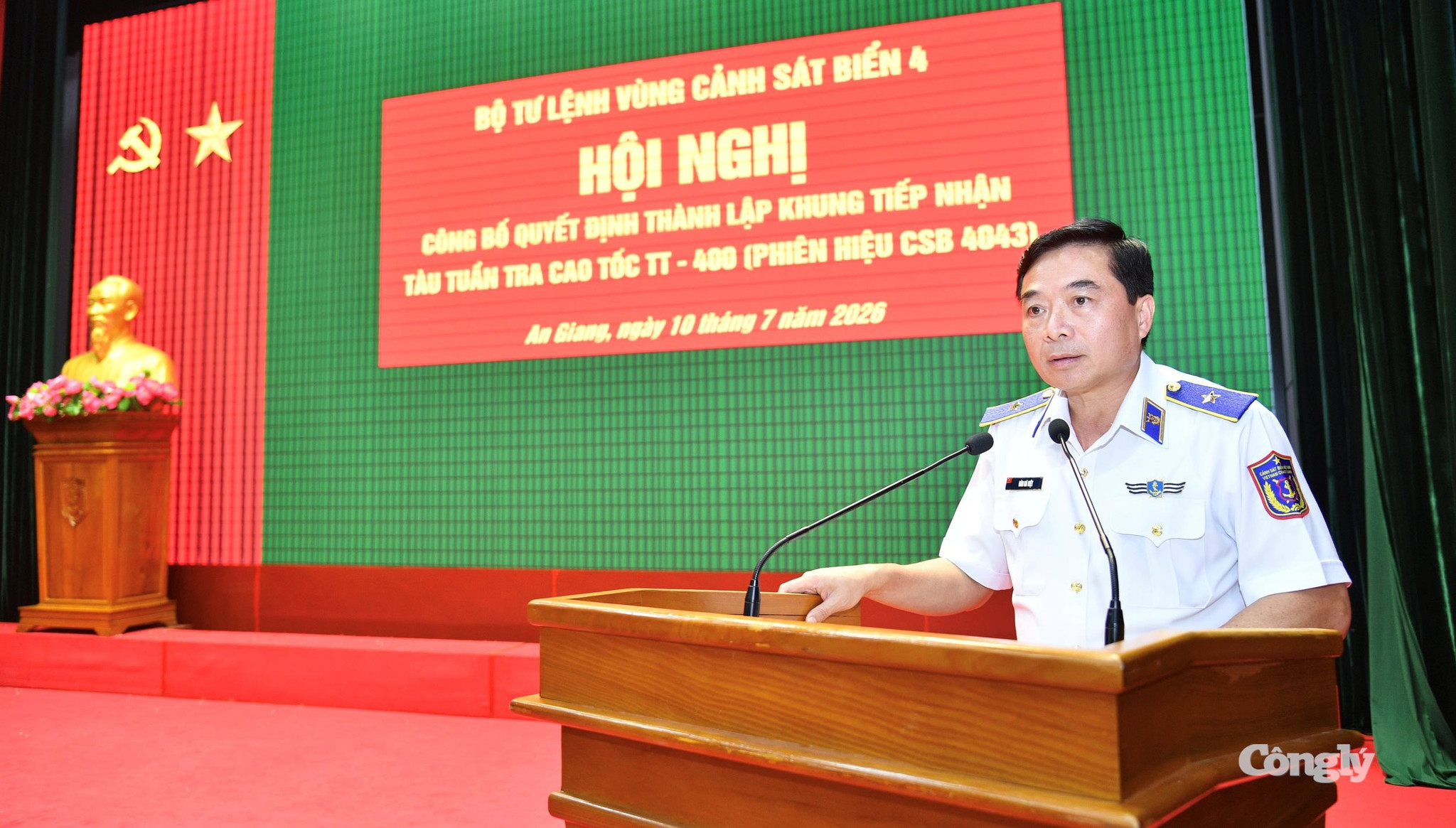 Thiếu tướng Đào Bá Việt - Tư lệnh Vùng Cảnh sát biển 4 phát biểu tại hội nghị