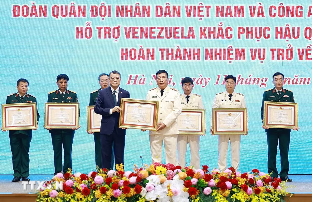ttxvn-thu-tuong-du-le-tuyen-duong-doan-cong-tac-ho-tro-venezuela-khac-phuc-hau-qua-dong-dat-1107-11.jpg