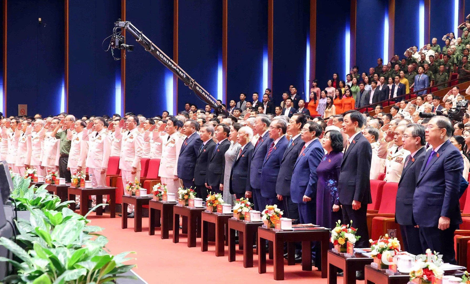 Các đại biểu thực hiện nghi thức chào cờ tại buổi lễ.