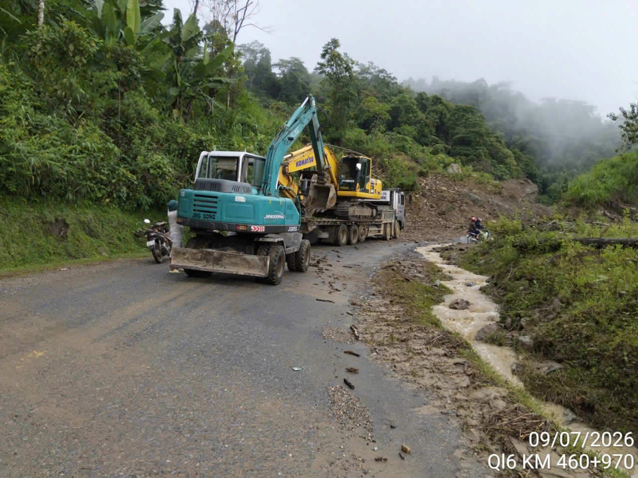 Khắc phục 13 điểm sạt lở trên Quốc lộ 6, duy trì cấm đoạn có nguy cơ đá rơi