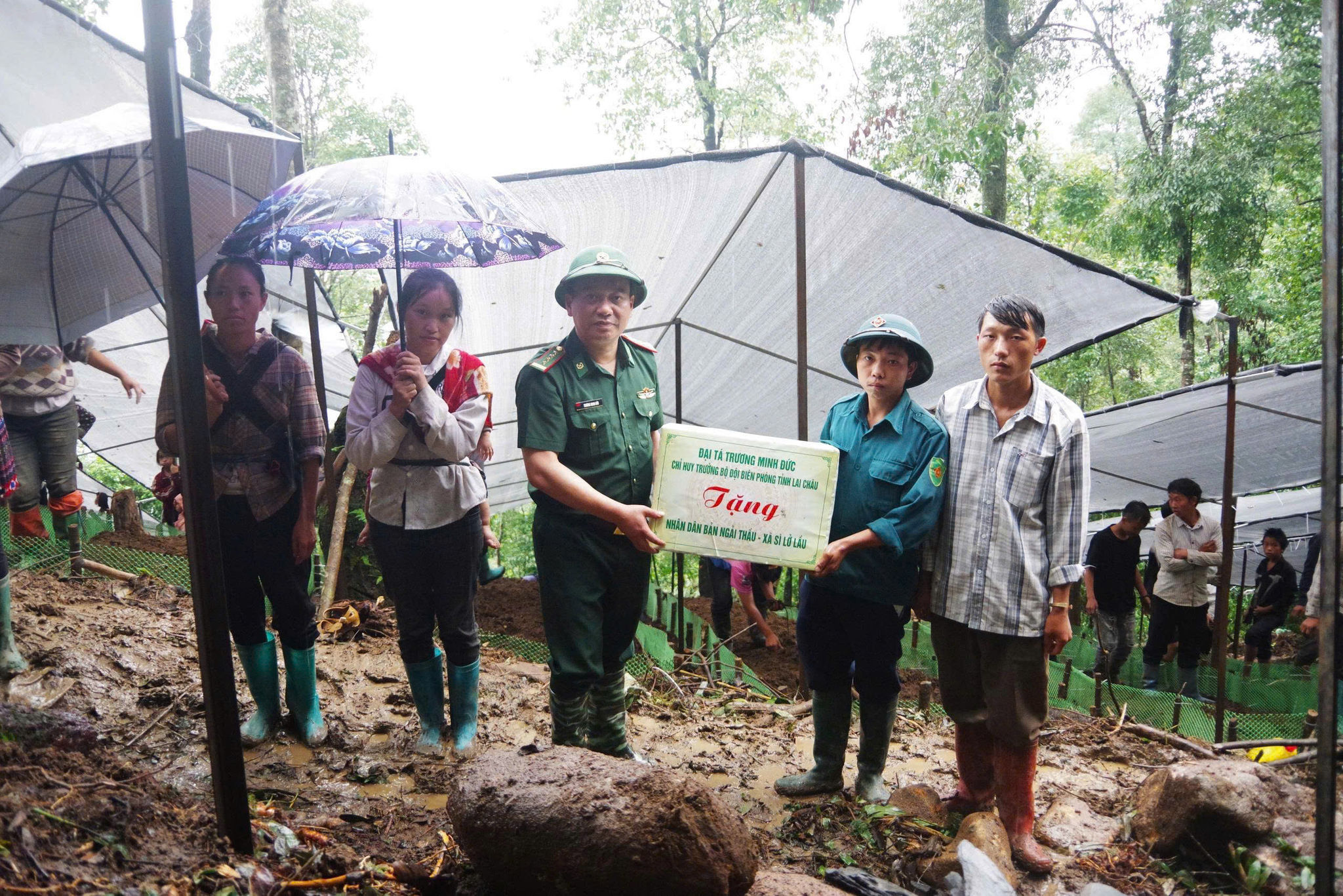 Ngày 10/7, Đại tá Trương Minh Đức, Chỉ huy trưởng Ban Chỉ huy Bộ đội Biên phòng tỉnh Lai Châu đã đến thăm, động viên cán bộ, chiến sĩ đang trực tiếp hỗ trợ người dân bản Ngải Thầu, xã Sì Lở Lầu triển khai mô hình trồng sâm Lai Châu phát triển kinh tế.