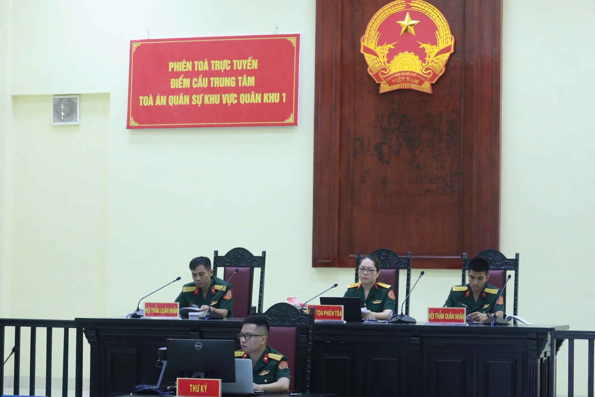 phiên toà trực tuyến