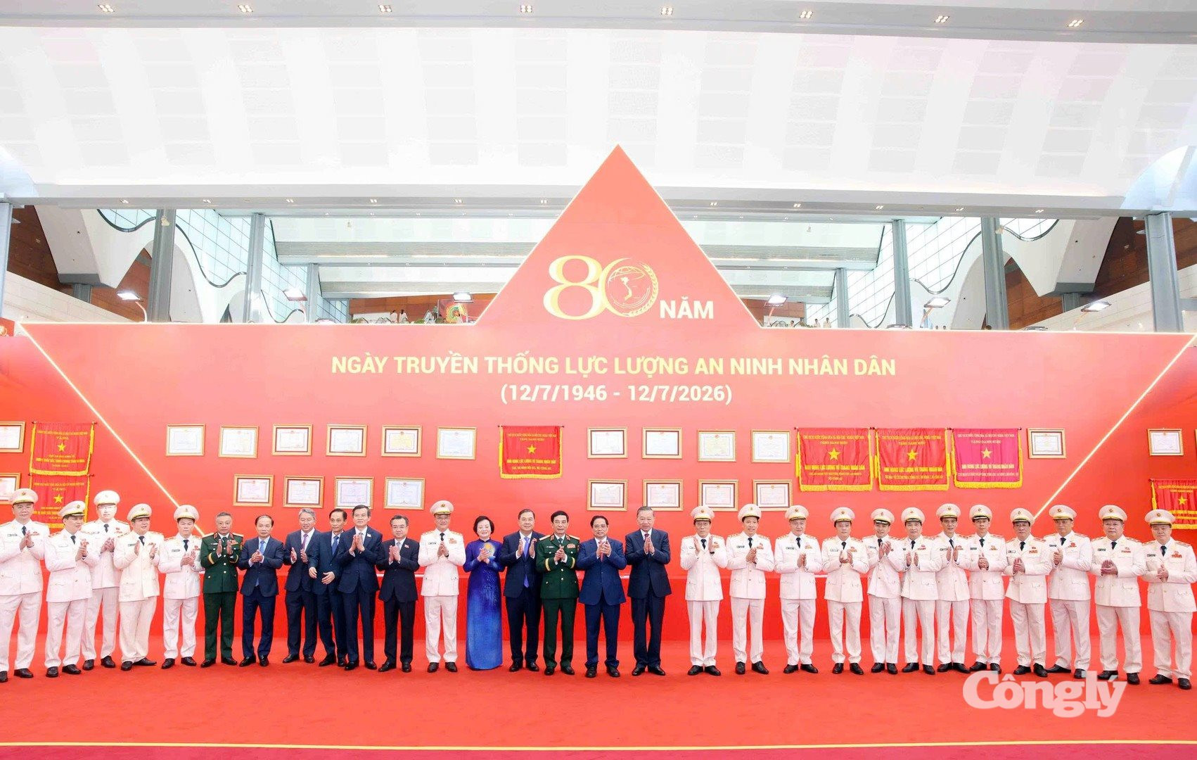 Tổng Bí thư, Chủ tịch nước Tô Lâm cùng các đồng chí lãnh đạo, nguyên lãnh đạo Đảng, Nhà nước đến dự Lễ kỷ niệm 80 năm Ngày truyền thống lực lượng ANND.
