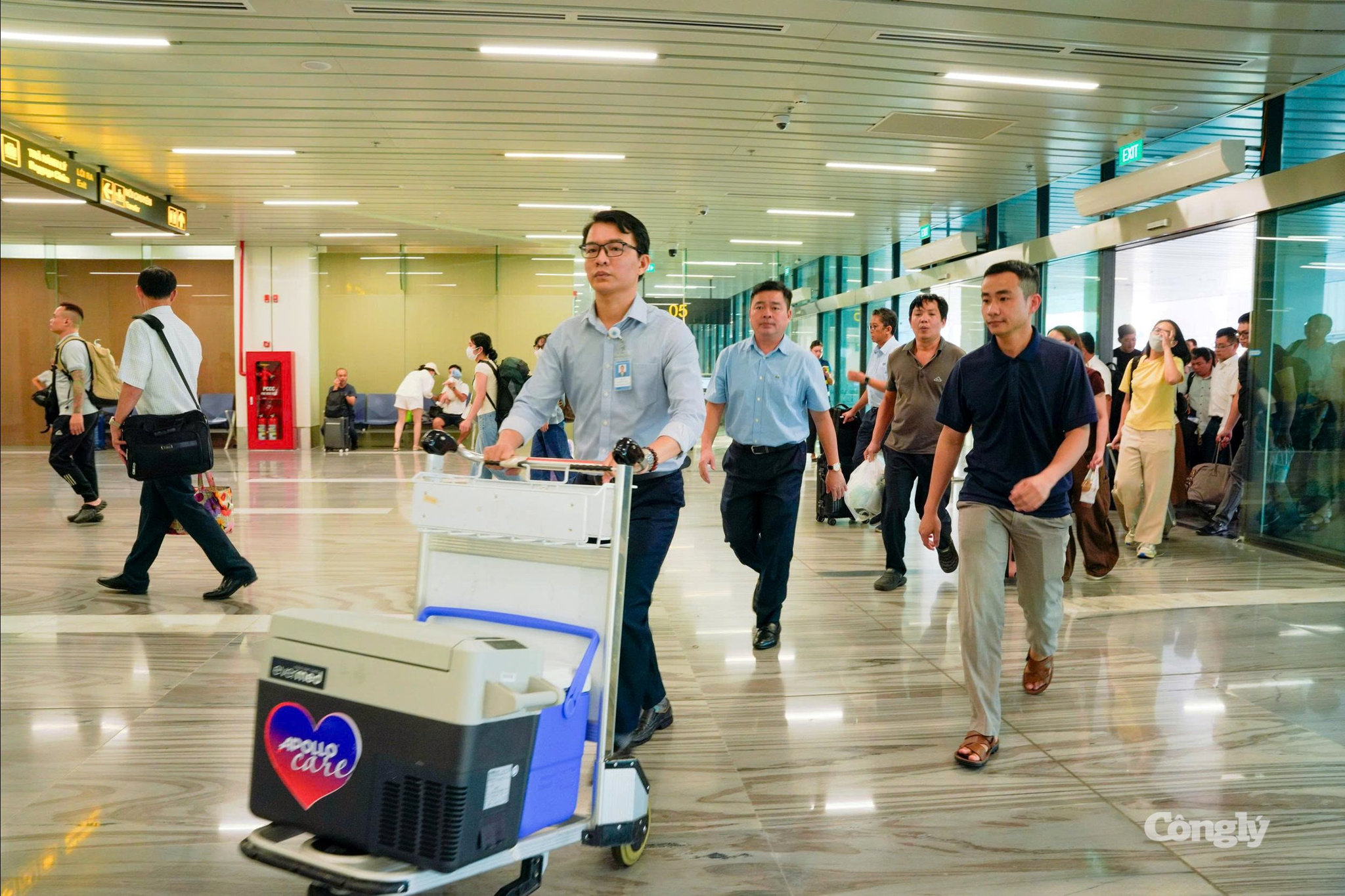 Tim hiến được vận chuyển khẩn trương từ sân bay Nội bài về Thành phố Hồ Chí Minh