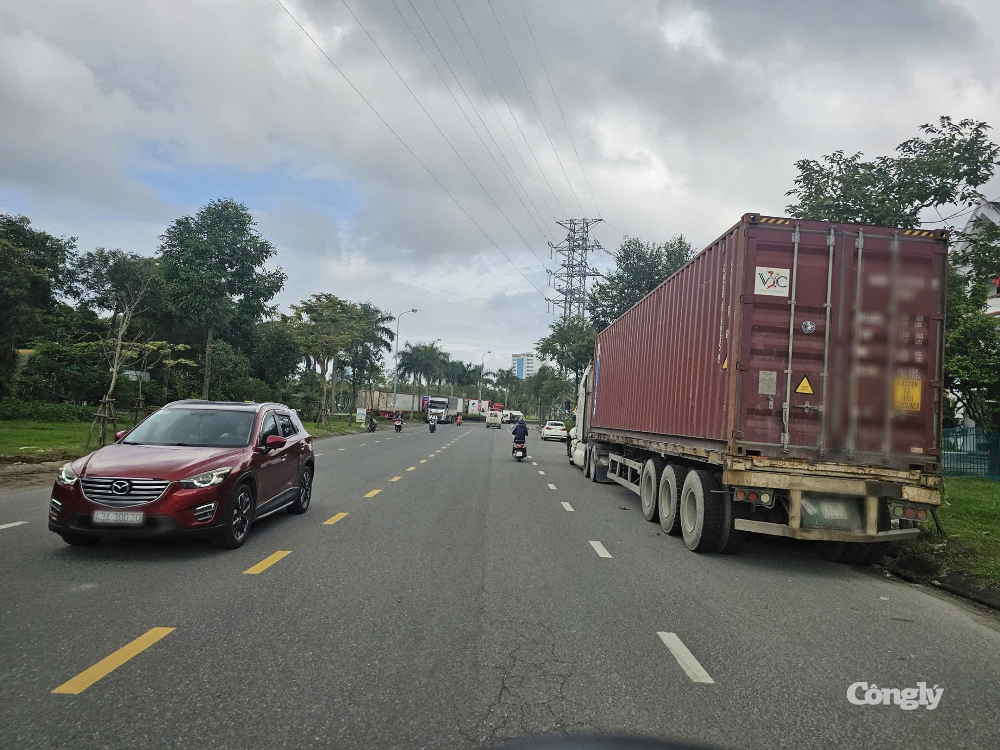 Xe container lưu thông trên tuyến đường có mật độ phương tiện lớn. Người đi xe máy cần giữ khoảng cách để tránh điểm mù xe tải và xe container.